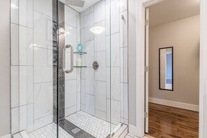 Combined shower/bathtub, hair dryer, towels