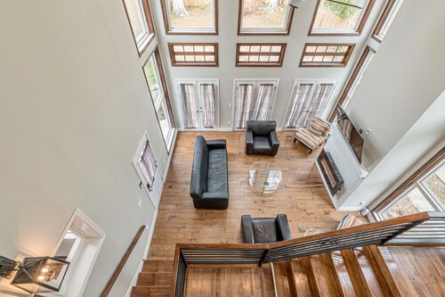 2.5 Story Great Room! 5 min to Downtown