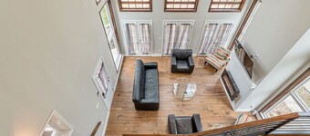 2.5 Story Great Room! 5 min to Downtown