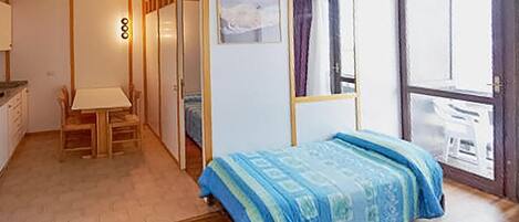 1 bedroom, bed sheets