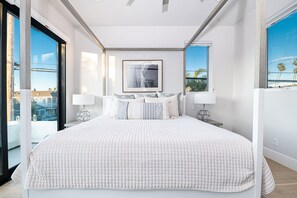 3 chambres, fer et planche à repasser, lit de bébé portatif