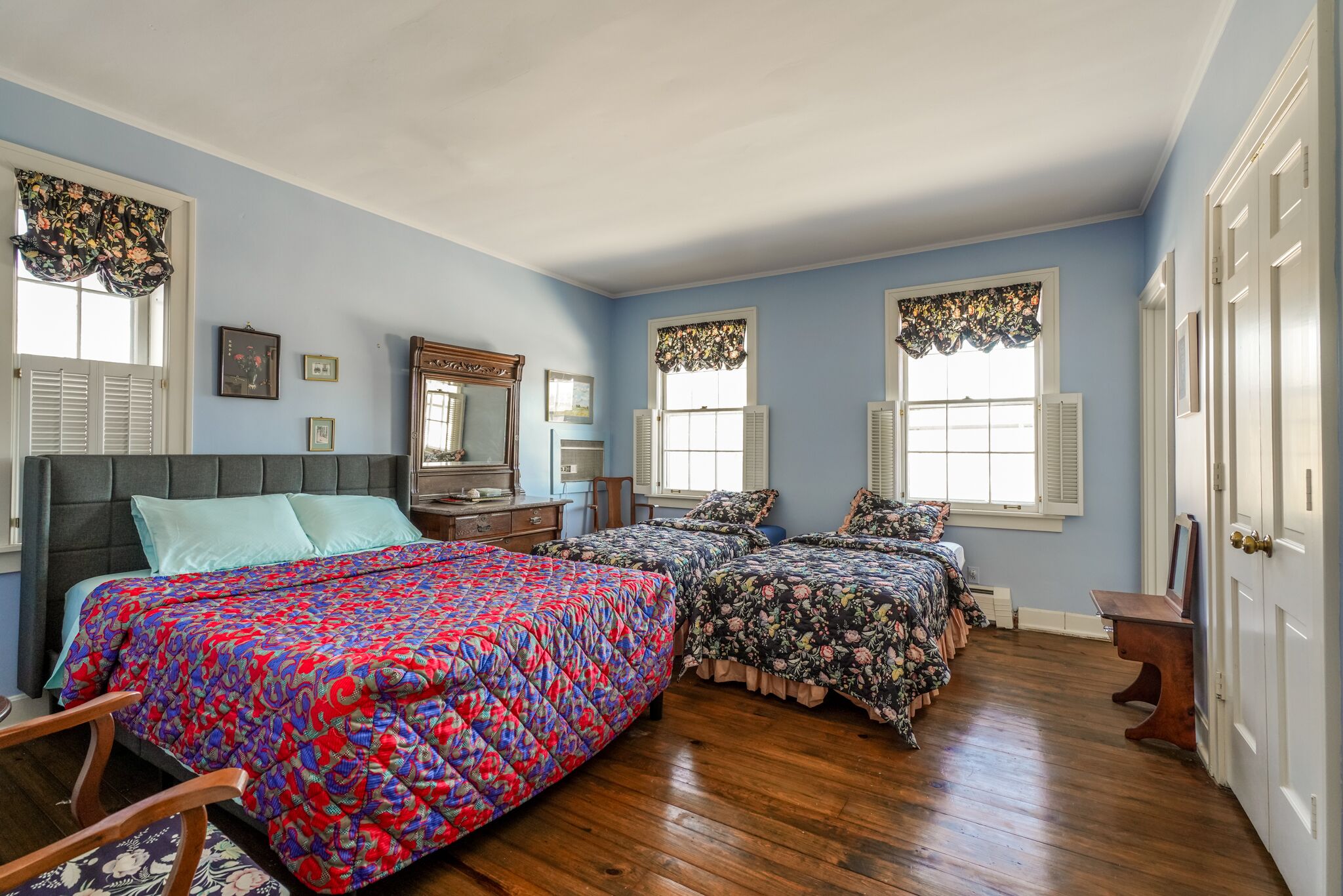 8 habitaciones, escritorio, tabla de planchar con plancha y wifi gratis 