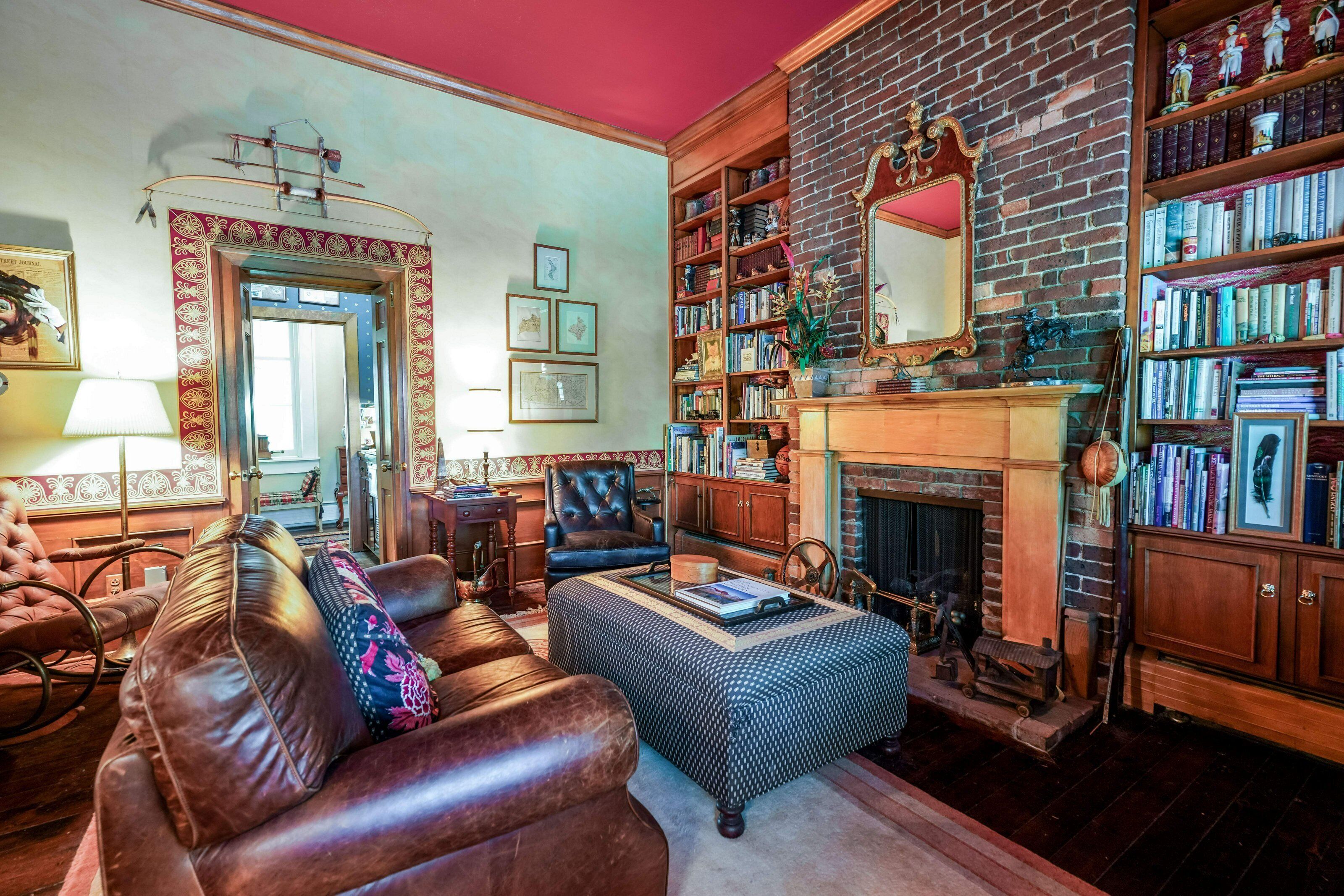 Smart TV, chimenea y oficina 