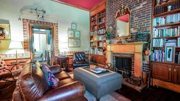 Smart-TV, Kamin, Arbeitsbereiche