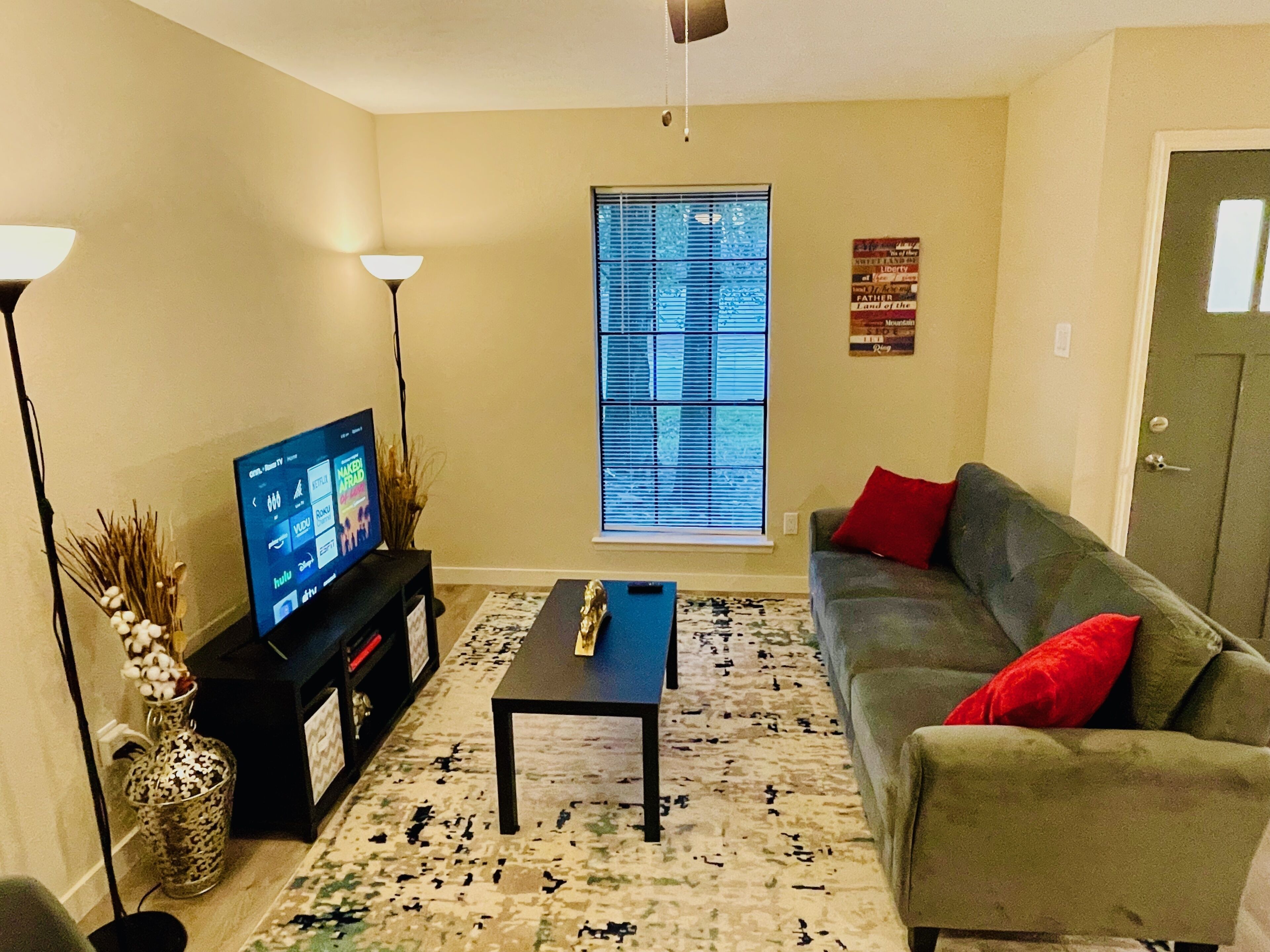 The Woodlands House 3 Bed, 2 Baths FREE Parking Garage, Baby Crib, Kitchen, WiFi