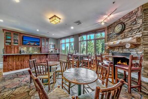 Dining - Spacious 3BR: Breakfast, Happy Hour incl + access to Pools, Pickleball & Tennis! (Truckee)