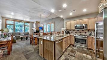 冷蔵庫、電子レンジ、オーブン、コンロ