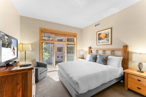 3 bedrooms, in-room safe, desk, iron/ironing board - Spacious 3BR: Breakfast, Happy Hour incl + access to Pools, Pickleball & Tennis! (Truckee)