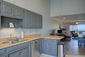 Fridge, microwave, oven, stovetop - Samudrà - Ocean, Pool & Sound View Beach Getaway (North Topsail Beach)