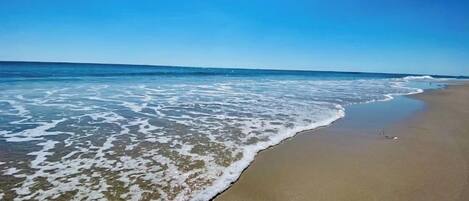 Rannalla, aurinkotuoleja