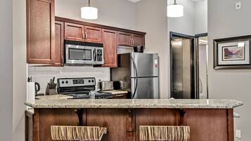 Coffee/tea maker, fridge, microwave, oven