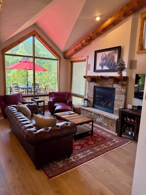 Smart-TV, Kamin, Stereoanlage