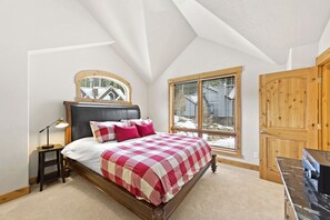 3 室のベッドルーム、WiFi (無料)、ベッドシーツ