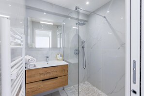 Baignoire, sèche-cheveux, serviettes fournies, savon