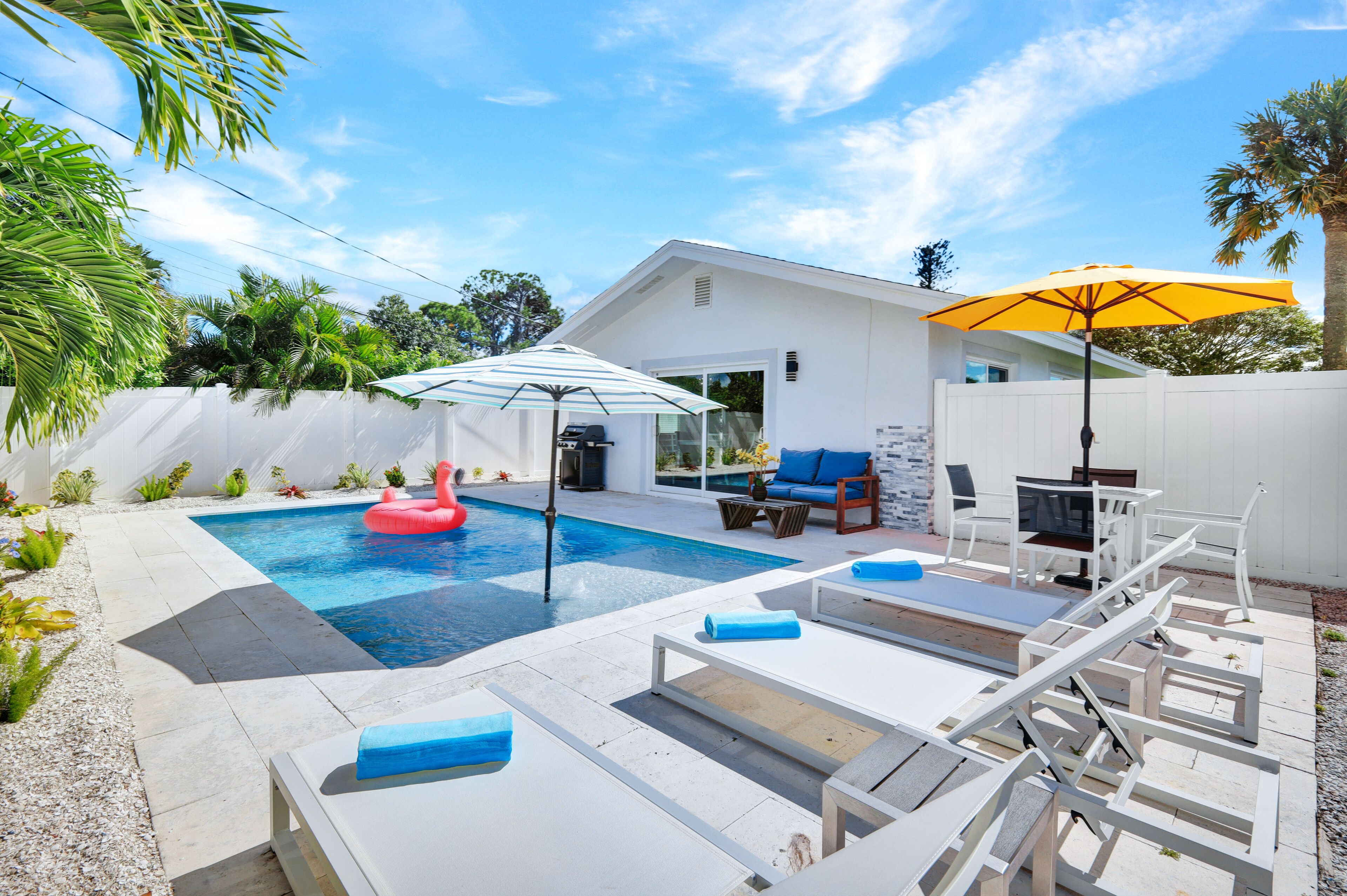 Palm Tree Paradise - 1 Mile To The Beach!  Beautiful Heated Pool!