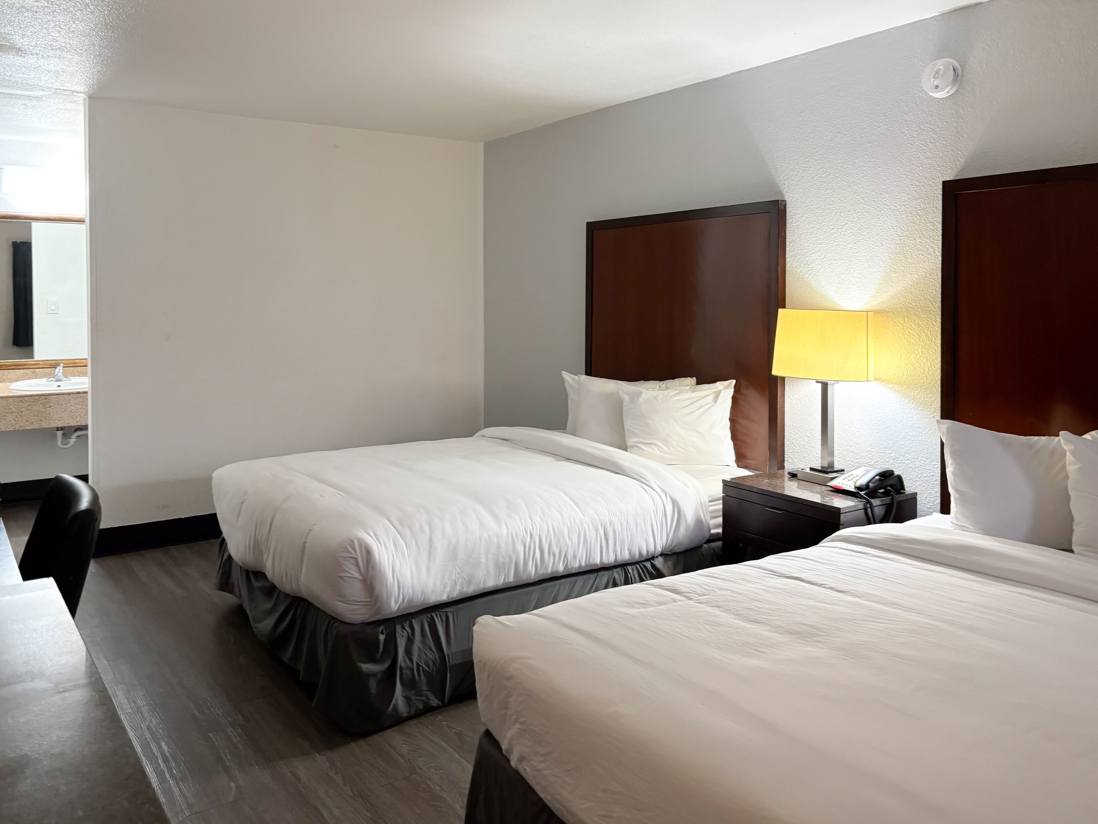 办公桌、笔记本电脑工作区、免费 WiFi、床单