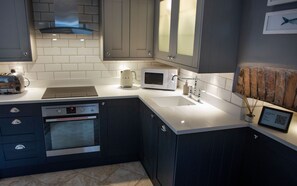 Fridge, microwave, oven, stovetop - Brakestone Cottage in the heart of Port Isaac (Port Isaac)