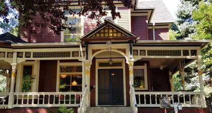 KP117 Historic Victorian Inn Upper Lofts 3rd Floor