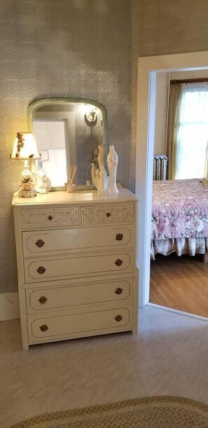5 bedrooms, desk, iron/ironing board, travel cot