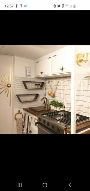 Refrigerador, microondas, horno y parrilla de estufa 