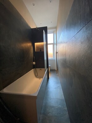 Ensemble douche/baignoire, sèche-cheveux, serviettes fournies