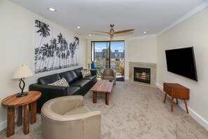 Televisión, chimenea, tenis de mesa y libros 