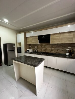 Frigorifero, microonde, forno, piano cottura