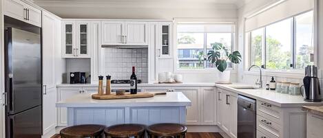 Fridge, oven, stovetop, dishwasher