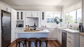 Fridge, oven, stovetop, dishwasher - Beachwood House at Mollymook Beach (Mollymook Beach)