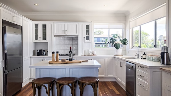 Fridge, oven, stovetop, dishwasher
