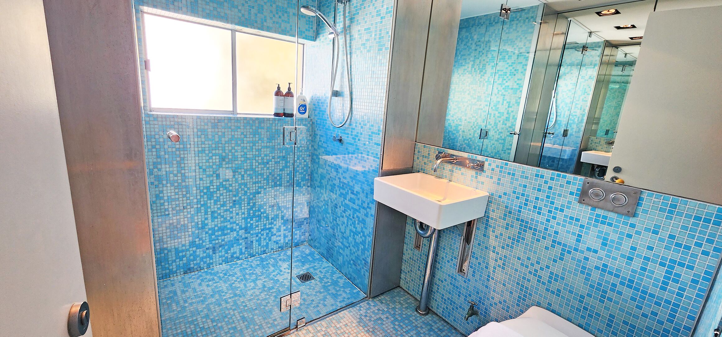 Douche, sèche-cheveux, serviettes fournies, savon