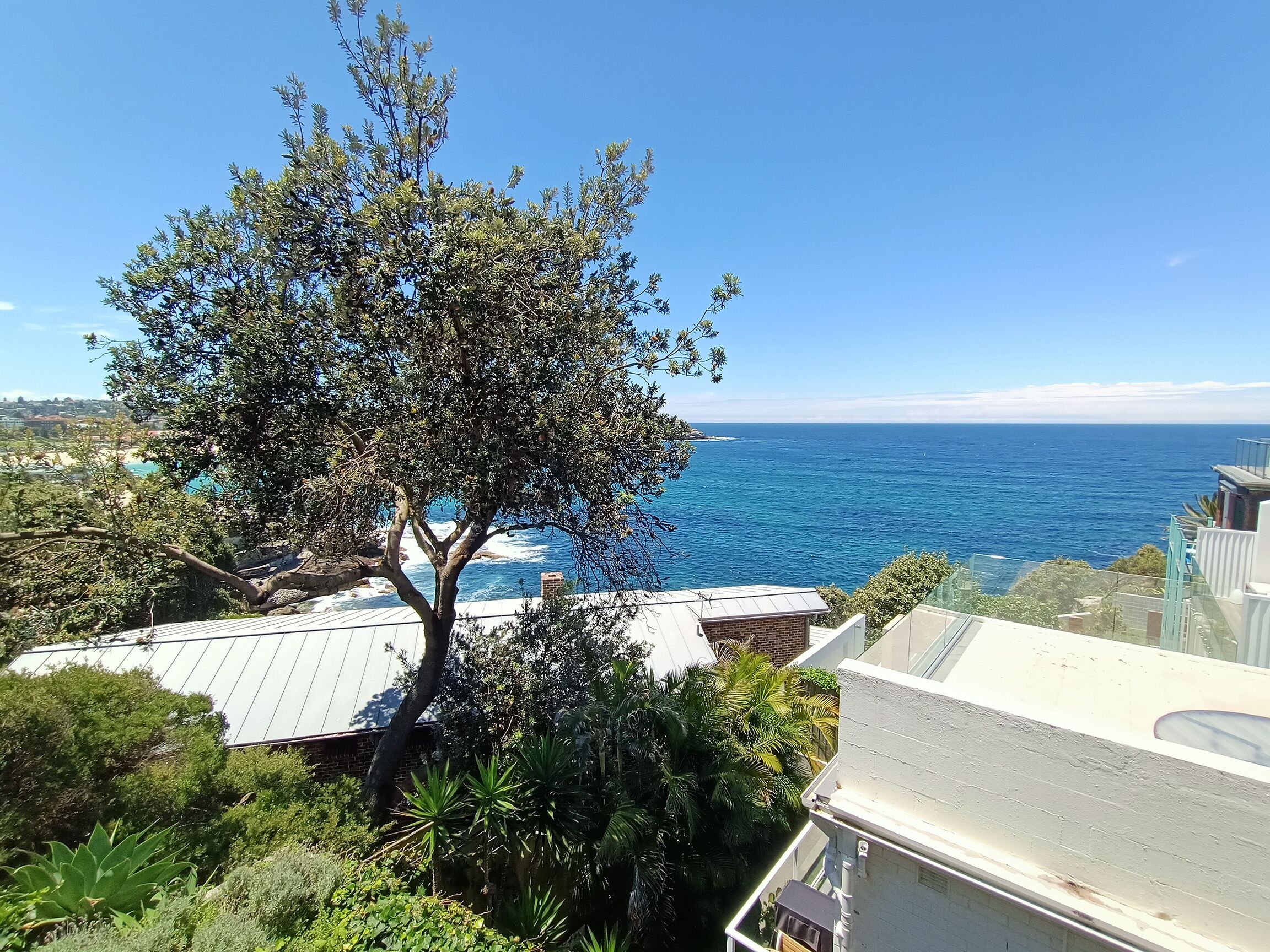 Beachside living at its best!  Bondi Beach Apartment. — image 4