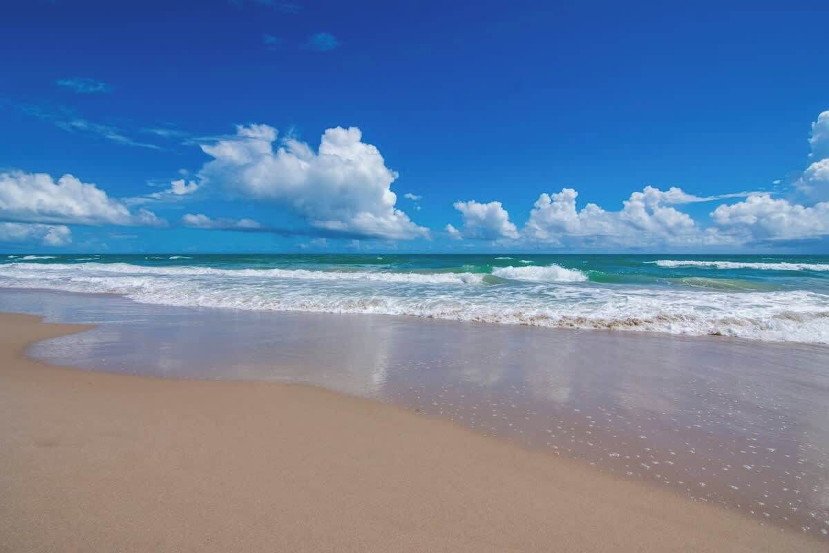 Beach nearby, sun loungers, beach towels