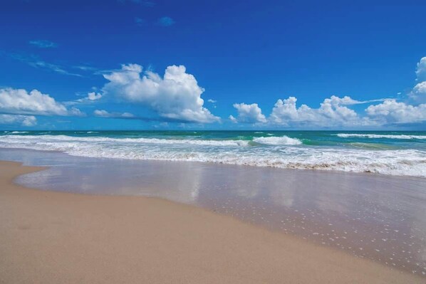 Beach nearby, sun-loungers, beach towels
