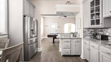 Een koelkast, een magnetron, een oven, een kookplaat