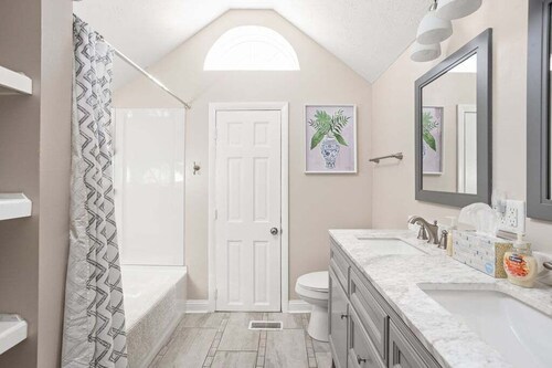 Prime Location w/ Pool Table + King Bed, Sleeps 16+!