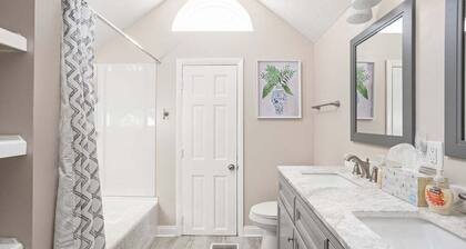 Prime Location w/ Pool Table + King Bed, Sleeps 16+!