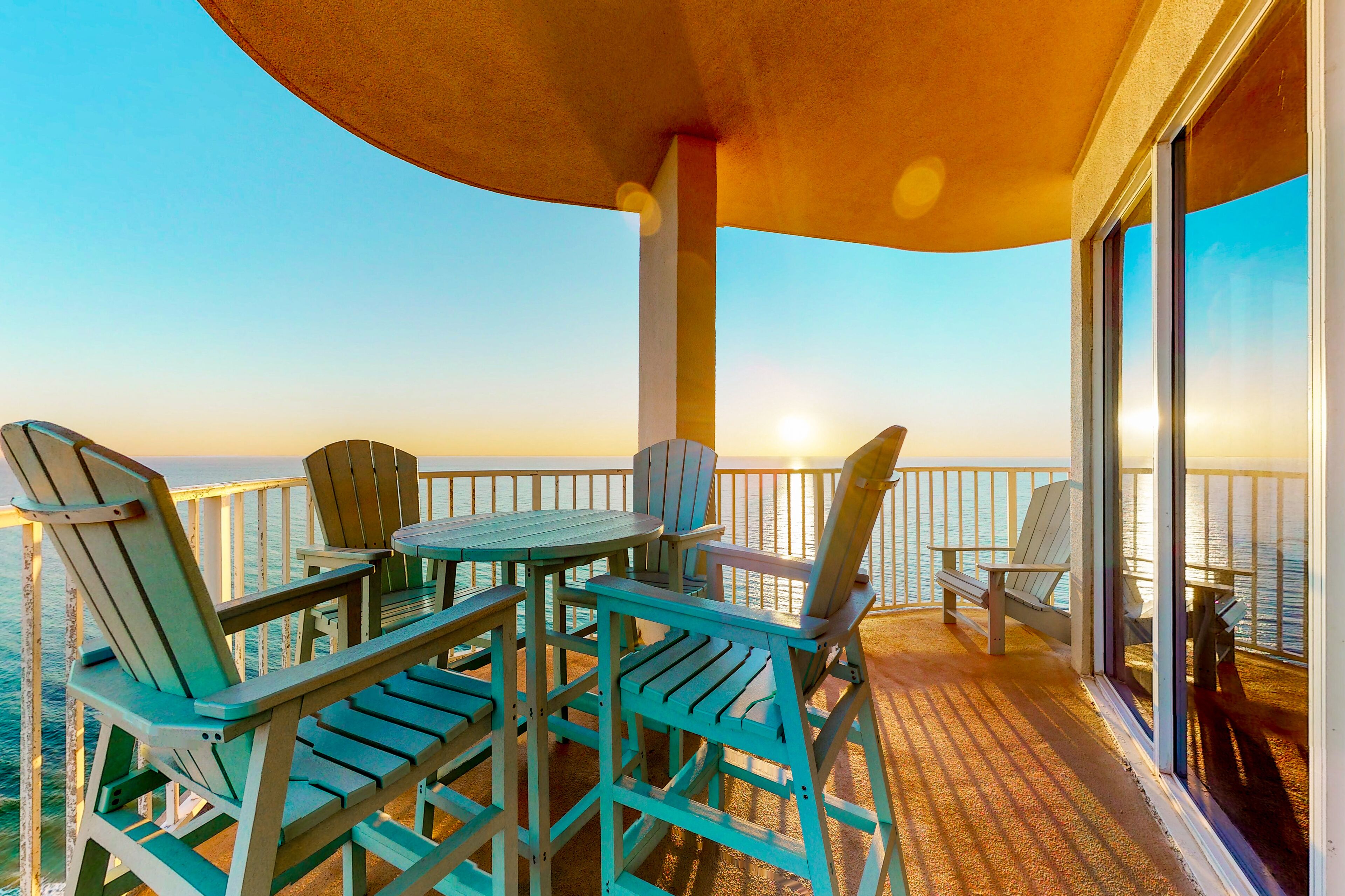 Spacious high-rise condo with stunning beachfront views, pools & hot tubs