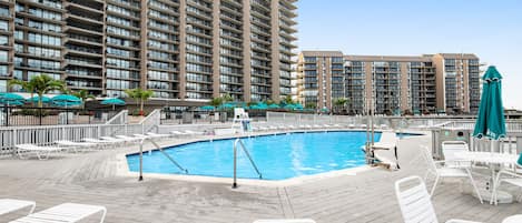 Innendørsbasseng og et oppvarmet basseng