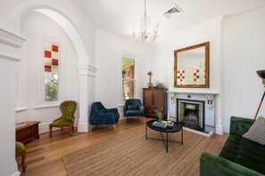 House | Living area - 'Lauralla' by Your Innkeeper Mudgee (Mudgee)