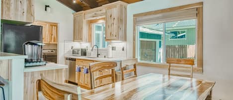 冷蔵庫、電子レンジ、オーブン、コンロ