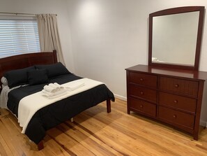 4 bedrooms, desk, iron/ironing board, free WiFi