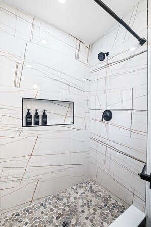 Een bad, gratis toiletartikelen, een haardroger, handdoeken