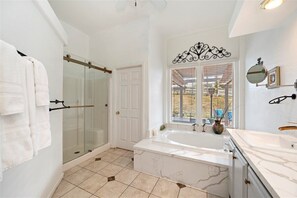 Combined shower/bathtub, hair dryer, towels, soap - Serenity Awaits at hills of Temecula Wine Country w/ 360degree breathtaking view (Temecula)