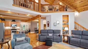 Una Smart TV, una chimenea, libros