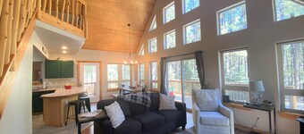 Large deck overlooking hiking trail/fiber-optic wifi/ short walk to village.