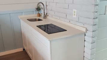 Tabla de planchar con plancha y ropa de cama