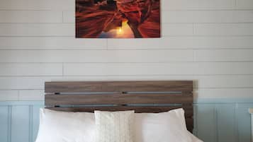Tabla de planchar con plancha y ropa de cama