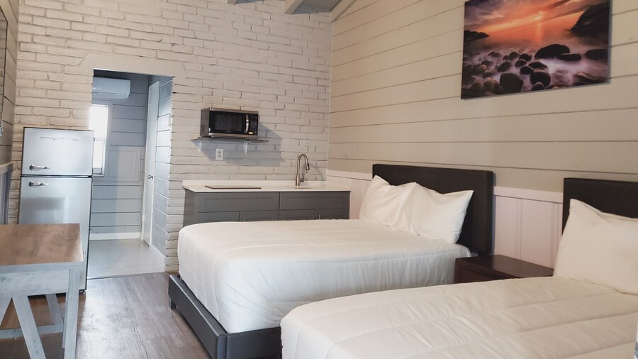 Hollywood Gardens Inn & Suites