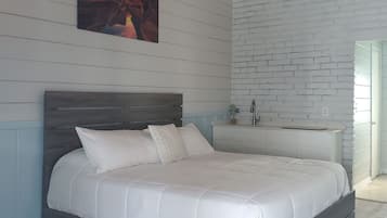 Tabla de planchar con plancha y ropa de cama